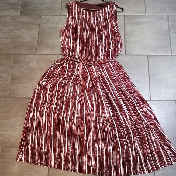 Banana Republic Dresses & Skirts - NWT Banana Republic lined midi dress